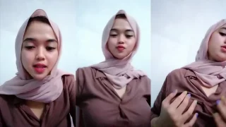 Bokep Indo Ukhti Hijabers Cantik Remas Buah Dada Live